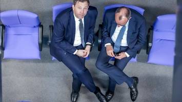 den rettern der demokratie geht jetzt schon das pulver aus