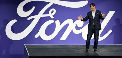 Ford: Jim Farley, Ford-Chef sagt »Künstliche Intelligenz wird die Hälfte der Büro-Angestellten ersetzen«