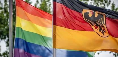 Berlin: Verteidigungsministerium hisst Regenbogenflagge als Zeichen für LGBTQ