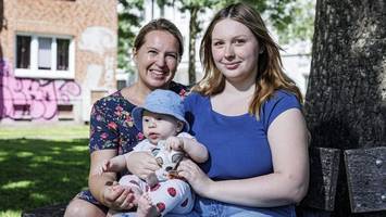 familie der jungen mütter: baby charlie hat noch eine ururoma