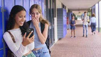 Handyverbot: Erste Schule in Pinneberg schließt Geräte in Tresore