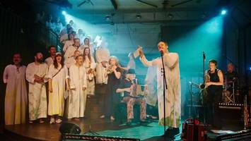 „Herzzentrum“ am Thalia Theater – zum Abschied Gesang und Gewusel