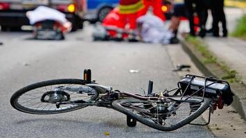 Zusammenstoß mit HVV-Bus: Radfahrer (71) muss notoperiert werden