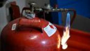 Beim Grillen im Schulhof: Gasflasche gerät auf Schulfest in Brand