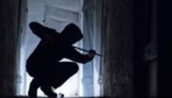 Mehrere Brüche: Männer springen auf Flucht vor Polizei aus dem dritten Stock