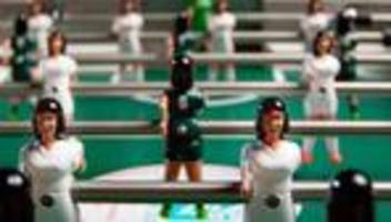 Mädchen können kein Fußball spielen: Ein leerer Stuhl im Mittelkreis