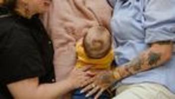 Familie: Zahl der Adoptionen leicht gestiegen