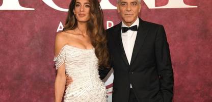 Amal und George Clooney sacken die Handys ihrer Gäste ein