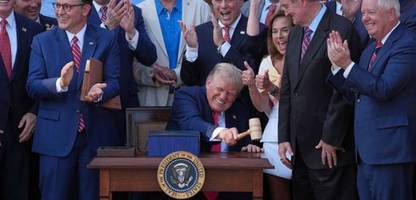 Donald Trump unterschreibt sein umstrittenes Steuergesetz