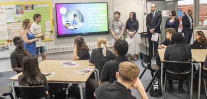 Wales: Lehrerin tanzt betrunken Macarena und beschimpft Schüler