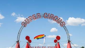 Zirkus hisst Regenbogenfahne aus Protest gegen Merz