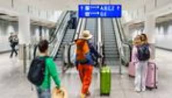 Ab in den Urlaub: Hochbetrieb am Flughafen am ersten Ferienwochenende