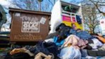 Entsorgung von Textilien: Städte kämpfen gegen Müllberge neben Altkleider-Containern
