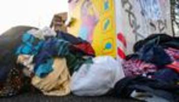Entsorgung von Textilien: Ärger in MV über Müllberge neben Altkleider-Containern