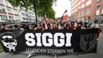 Massive Polizei-Präsenz: Paramilitärischer Eindruck - Rechter Demo-Zug gestoppt