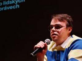 doku mr. nobody against putin: russischer lehrer filmt indoktrination von kindern