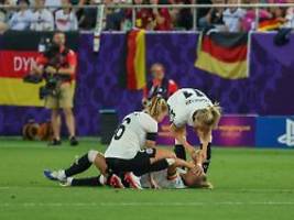 Dritter Kreuzbandriss befürchtet: Ein Schock - Giulia Gwinns Tränen überschatten DFB-Sieg