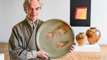 der urenkel von käthe kollwitz präsentiert japanische keramik