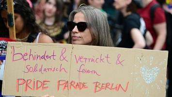 „Behindert und verrückt“ – Pride-Parade zieht durch Berlin