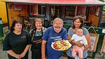 Currywurst in Marienfelde: Jörg (81) brutzelt sie seit 57 Jahren