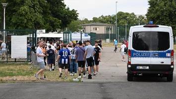 hertha trifft dynamo – fans genießen gute stimmung mit aufpreis