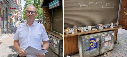 leere becher und zigarettenkippen: vermüllter kiosk ärgert händler in der bahnhofstraße