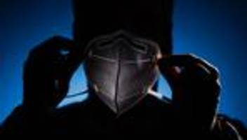 maskenaffäre: die jungs mit den masken