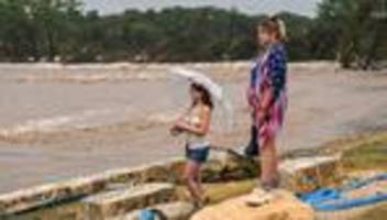 Sturzflut in Texas: Wasser bis zu den Baumwipfeln