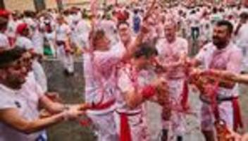 Umstrittene Stierläufe: Pro-Palästina Gruppe eröffnet Sanfermín-Fest in Spanien