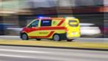 Unfälle: Fußgänger gerät in Wuppertal unter Bus