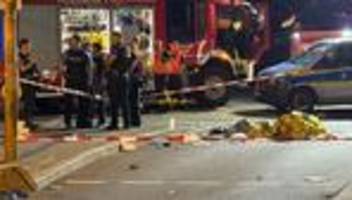 verkehr: tödlicher unfall in frankfurt - auto fährt zwei e-scooter an