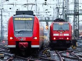 evakuierung nahe böschungsbrand: feuerwehr rettet 340 reisende aus gestrandetem zug