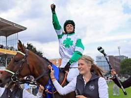 Ich kann es nicht glauben: Nina Baltromei siegt als erste Frau beim Galopp-Derby
