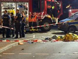 Tödlicher Unfall in Frankfurt: Auto rammt Gruppe von E-Scootern - Zwillinge sterben