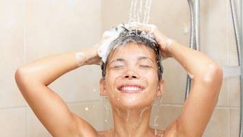 Morgens oder abends duschen? Eine Dermatologin klärt auf