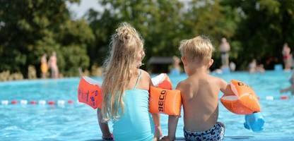 Deutschlands oberster Schwimmmeister kritisiert Eltern, die auf Smartphones starren