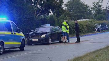 Auto wird bei Kollision auf B207 in Hecke geschleudert
