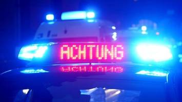 Autofahrer schläft auf A7 ein, verursacht Unfall – und flieht