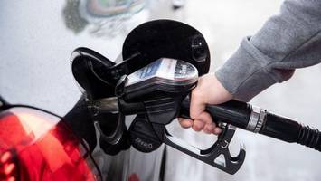 Frau tankt 47 Liter Diesel und fährt ohne zu bezahlen davon