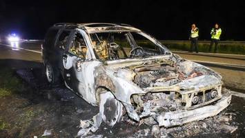 volvo brennt lichterloh auf a23 – insassen können sich retten