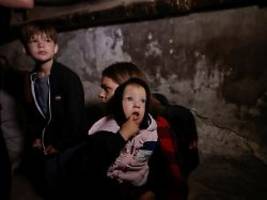 Auch Dutzende Verletzte gemeldet: Mehrere Tote nach Angriffen auf die Ukraine