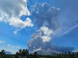 Weitere Explosionen möglich: Indonesischer Vulkan spuckt 18 Kilometer hohe Aschesäule