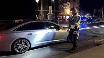 Um 0.07 Uhr kontrollieren polnische Beamte das erste deutsche Auto