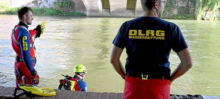 „Aufwendige Rettung“: Mann verletzt sich bei Sprung von Friedrichsaubrücke in die Donau