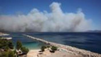 feuerwehr im großeinsatz: riesige rauchwolken: feuer bei marseille ängstigt bewohner