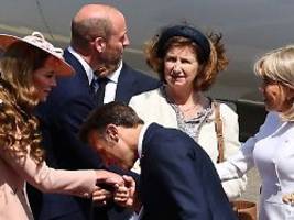 Macron-Besuch bei den Royals: Eine ausgeschlagene Hand, ein Kuss und ein rotes Auge