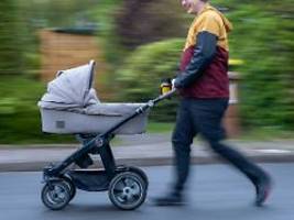 Zwei Gründe für Unterschied: Väter erhalten deutlich höheres Elterngeld als Mütter