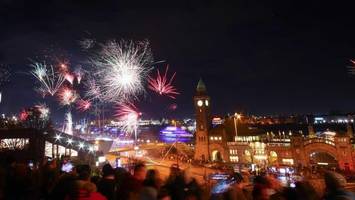 silvester-böller in die menge geworfen: „es war brechend voll“