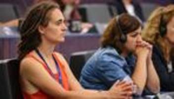 brüssel: aktivistin carola rackete gibt mandat im eu-parlament ab