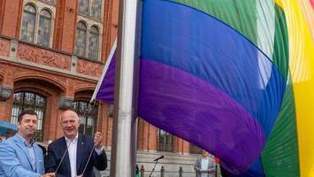 Regenbogenflagge: Wegner distanziert sich von Klöckner und Merz